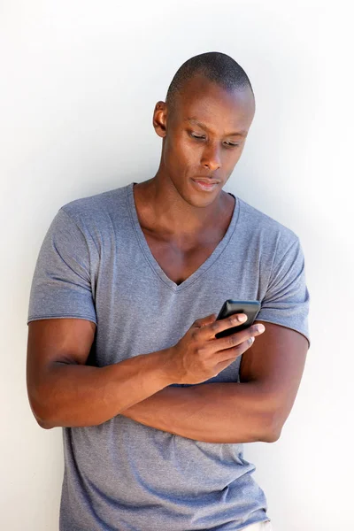 Retrato Tipo Negro Fresco Apoyado Contra Pared Usando Teléfono Móvil —  Fotos de Stock