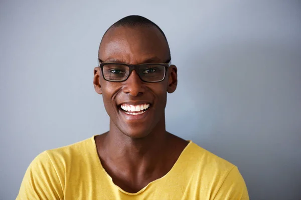 Primer Plano Retrato Del Hombre Afroamericano Sonriente Sobre Fondo Gris —  Fotos de Stock
