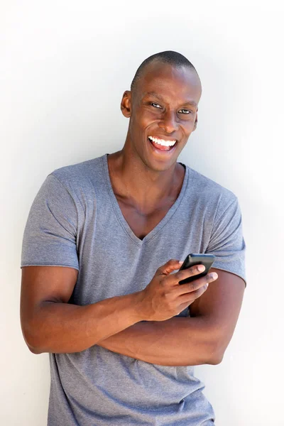 Portret Szczęśliwy Czarny Facet Śmiejąc Się Pomocą Telefonów Komórkowych — Zdjęcie stockowe