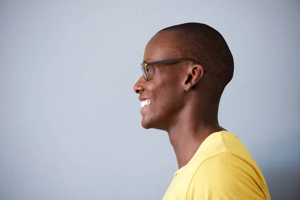 Retrato Cerca Del Perfil Del Hombre Negro Sonriendo Con Gafas —  Fotos de Stock