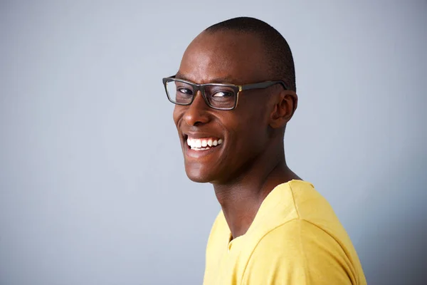 Retrato Lateral Del Joven Negro Feliz Con Gafas Contra Pared — Foto de Stock