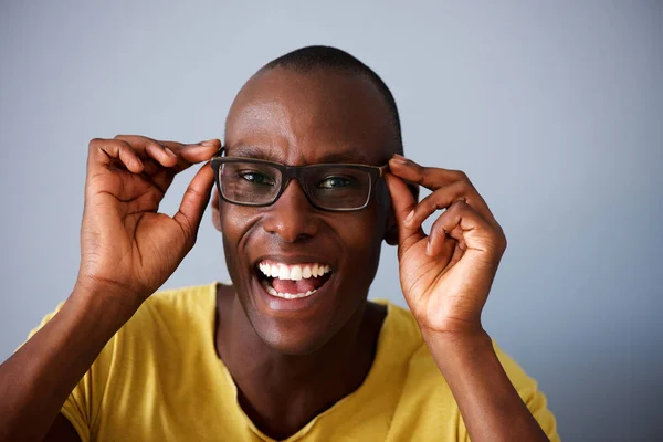 Närbild Porträtt Lycklig Afroamerikanska Man Leende Med Glasögon Mot Grå — Stockfoto