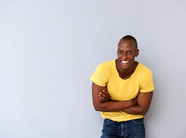 Retrato Del Hombre Afroamericano Guapo Riendo Con Los Brazos Cruzados — Foto de Stock