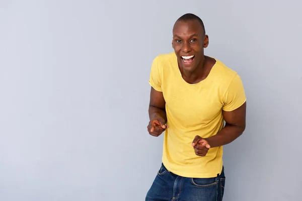 Retrato Alegre Jovem Negro Sorrindo Apontando Dedos — Fotografia de Stock