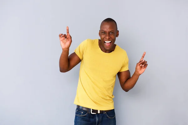 Portrait Heureux Homme Afro Américain Riant Avec Les Mains Levées — Photo