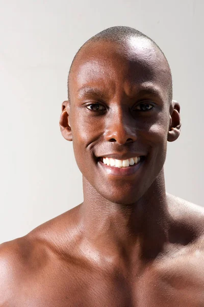 Fechar Acima Retrato Sorrindo Bonito Homem Negro — Fotografia de Stock