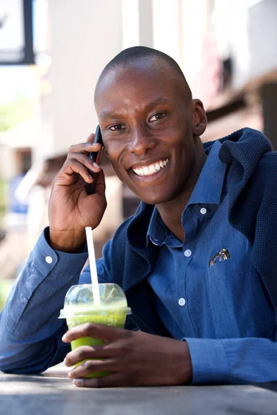 Retrato Homem Africano Sorridente Sentado Com Telefone Celular Bebida — Fotografia de Stock