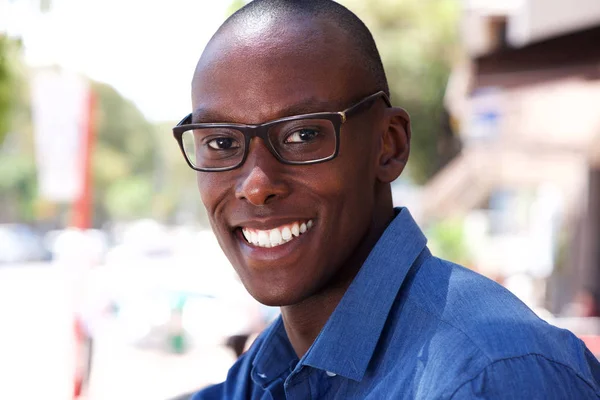 Gros Plan Portrait Jeune Homme Noir Attrayant Avec Des Lunettes — Photo