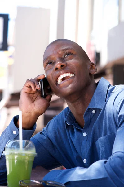 Porträt Eines Afrikanisch Amerikanischen Geschäftsmannes Beim Telefonieren — Stockfoto