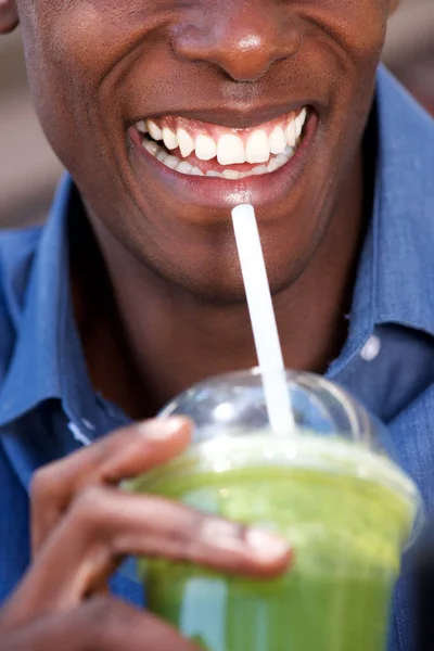 Εσωτερικη Πορτρέτο Του Χαμογελώντας Αφρικανική Αμερικανική Άνθρωπος Που Πίνει Χυμό — Φωτογραφία Αρχείου