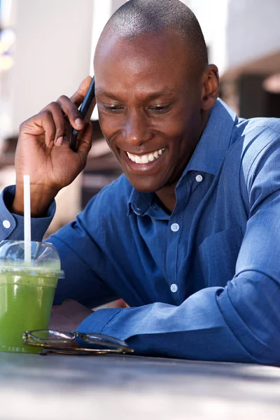 핸드폰에 아프리카 사업가의 초상화 — 스톡 사진
