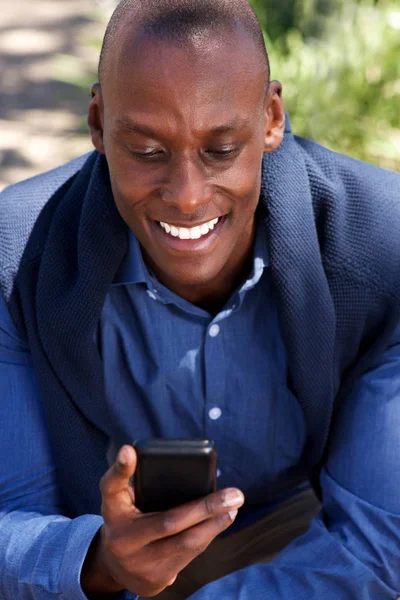 Primer Plano Retrato Hombre Afroamericano Guapo Mirando Mensaje Texto Teléfono —  Fotos de Stock