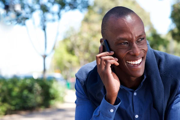 Πορτρέτο Του Αφρικανικός Αμερικανός Επιχειρηματίας Μιλώντας Στο Τηλέφωνο Κυττάρων Εξωτερικούς — Φωτογραφία Αρχείου