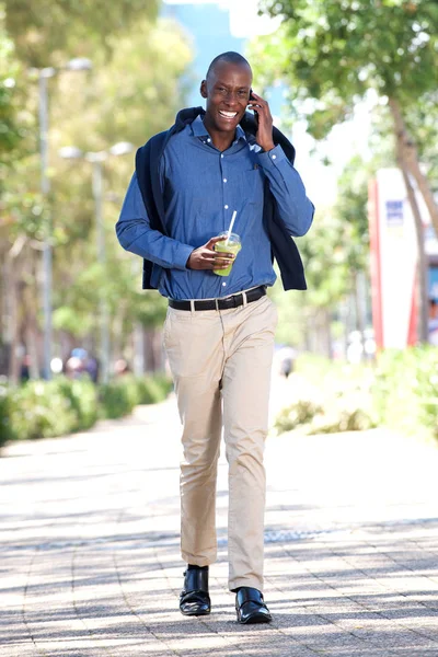 Retrato Cuerpo Entero Del Joven Afroamericano Caminando Con Teléfono Móvil — Foto de Stock