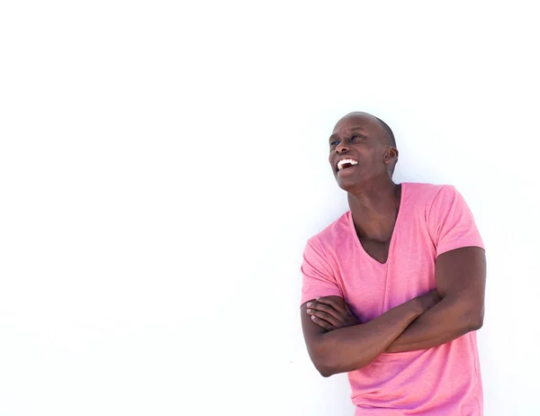 腕を組んでホワイト バック グラウンドで笑って幸せな黒人男性の肖像画 — ストック写真