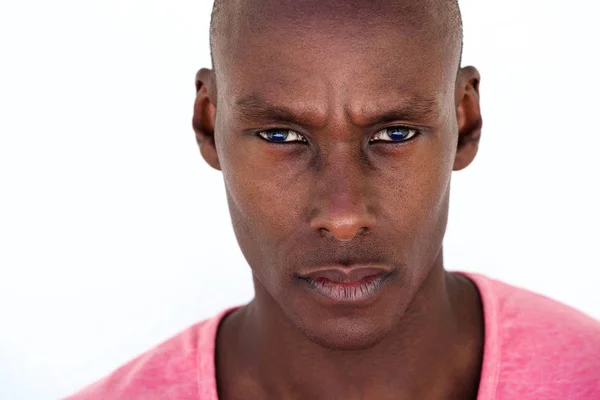 Εσωτερικη Πορτρέτο Της Σοβαρής Αφρικανική Αμερικανική Άνθρωπος Που Κοιτάζει Επίμονα — Φωτογραφία Αρχείου