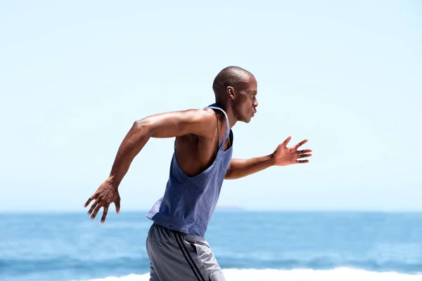 Kant Van Afro Amerikaanse Mannelijke Runner Buiten Door Zee — Stockfoto