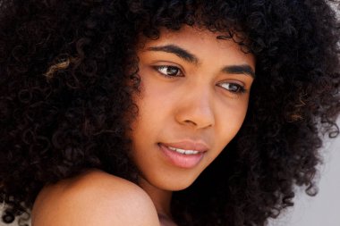 Güzel genç Afro-Amerikan kadın kadar uzağa arıyorsunuz kıvırcık saçlı kapatın