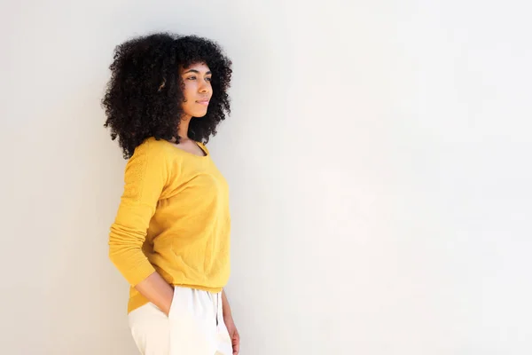 Portret Van Aantrekkelijke Jonge African American Vrouw Permanent Tegen Witte — Stockfoto