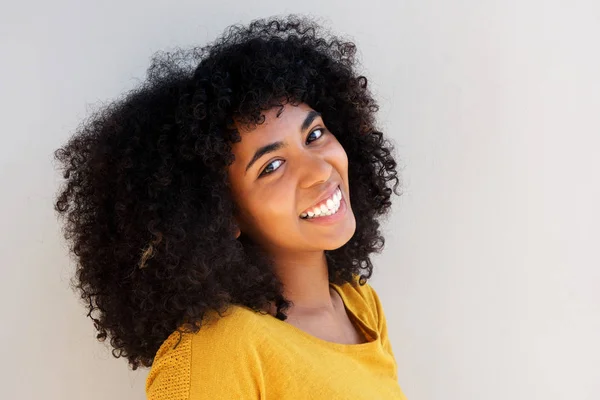 Close Retrato Atraente Jovem Menina Africana Sorrindo Contra Parede Branca — Fotografia de Stock