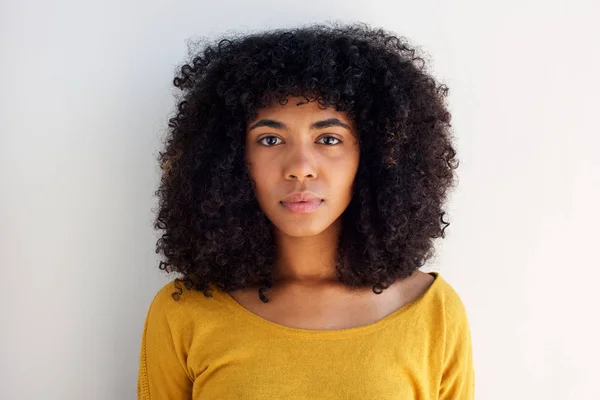 Close Retrato Menina Americana Africana Bonita Com Cabelo Encaracolado Contra — Fotografia de Stock