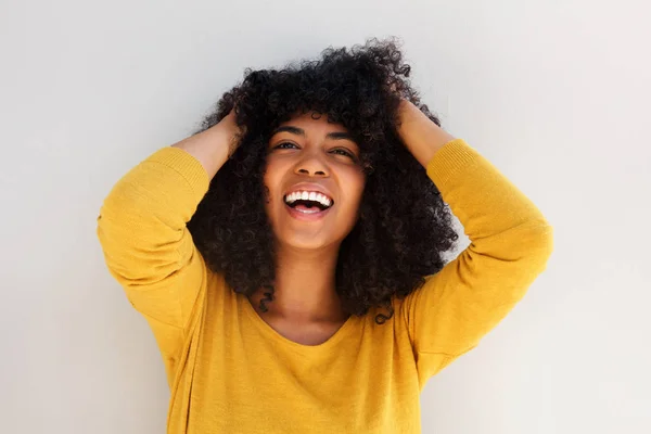 关闭的肖像欢快的年轻非洲裔美国妇女笑着卷曲的头发手 — 图库照片