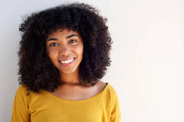 Close Bela Menina Afro Americana Sorrindo Contra Fundo Branco — Fotografia de Stock