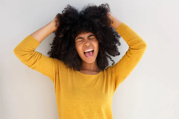 Close Retrato Jovem Menina Africana Gritando Puxando Cabelo Contra Fundo — Fotografia de Stock