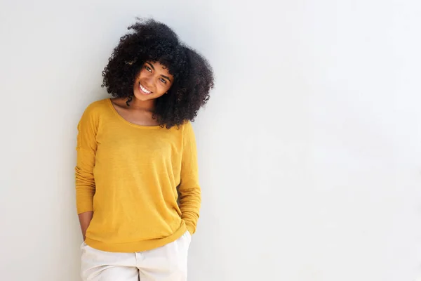 ポケットの手で白い背景に立っている美しい若いアフリカ系アメリカ人女性の肖像画 — ストック写真