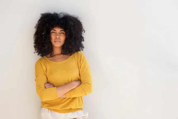 Retrato Una Joven Afroamericana Pie Con Los Brazos Cruzados Sobre — Foto de Stock