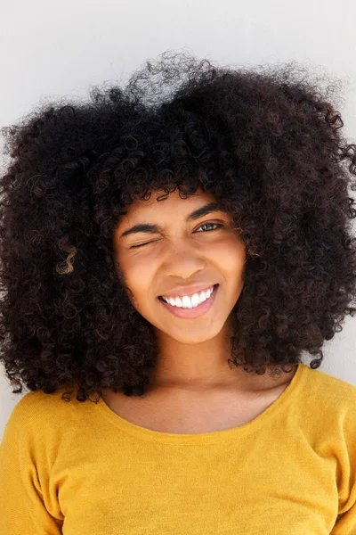 闭上漂亮的年轻黑人妇女眨眼睛和微笑的肖像 — 图库照片
