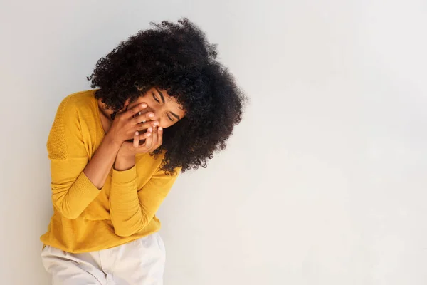 Porträt Einer Jungen Afrikanisch Amerikanischen Frau Die Vor Weißem Hintergrund — Stockfoto