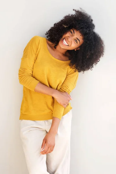 Portret Van Vrolijke Zwarte Meisje Permanent Tegen Witte Muur — Stockfoto