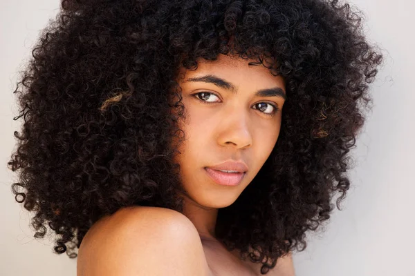 Close Retrato Mulher Afro Americana Com Cabelo Encaracolado Contra Fundo — Fotografia de Stock