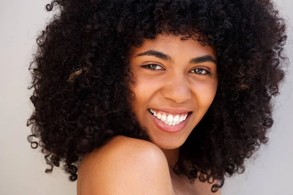 Portret Wesoły Młodych African American Kobieta Kręconymi Włosami Bliska — Zdjęcie stockowe