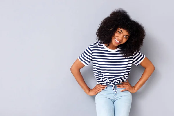 Портрет Усміхнений Молодих Афро Американських Жінку Стоїть Сірому Тлі Руки — стокове фото