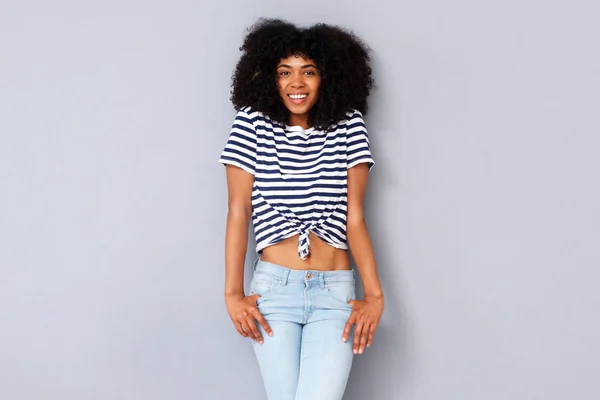 Retrato Una Joven Negra Sonriendo Contra Una Pared Gris — Foto de Stock