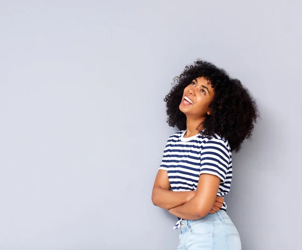 Retrato Una Mujer Afroamericana Riendo Mirando Hacia Arriba —  Fotos de Stock