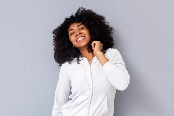 Retrato Alegre Jovem Menina Negra Contra Parede Cinza — Fotografia de Stock