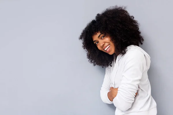 Portret Van Jonge Afro Amerikaanse Vrouw Die Lacht Tegen Grijze — Stockfoto