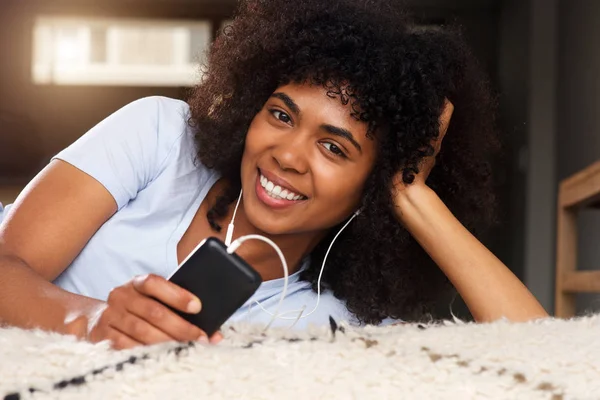 Primer Plano Retrato Mujer Negra Casa Sonriendo Con Teléfono Móvil —  Fotos de Stock