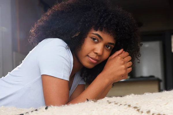 Närbild Porträtt Vackra Afrikanska Amerikanska Ung Kvinna Liggande Golvet Vardagsrummet — Stockfoto