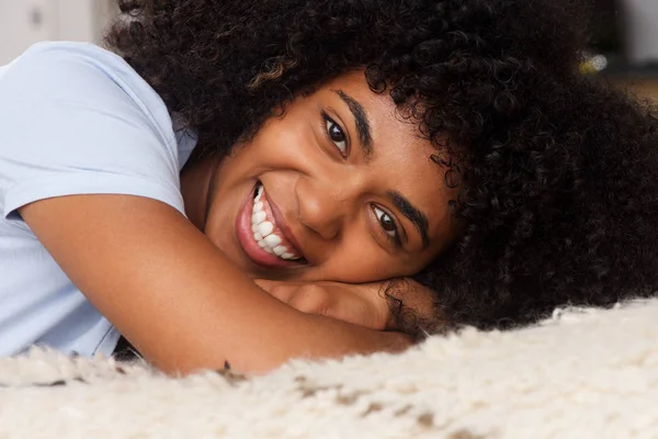 Close Van Portret Van Glimlachen African American Vrouw Liggend Vloer — Stockfoto