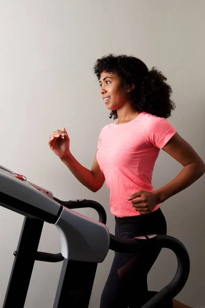 Spor Salonunda Koşu Bandı Üzerinde Çalışan Sağlıklı Afro Amerikan Kız — Stok fotoğraf