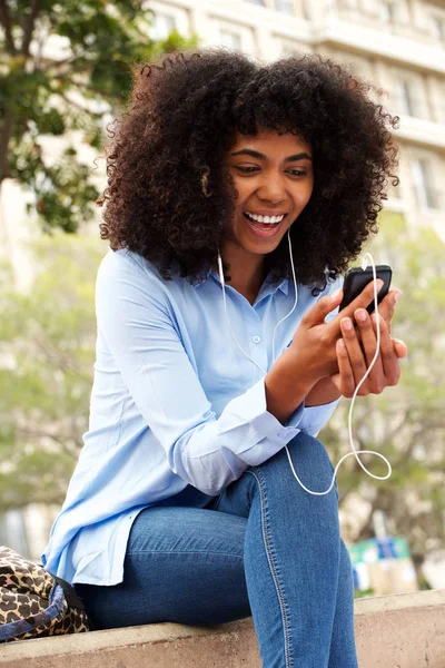 Ritratto Giovane Donna Afroamericana Seduta Fuori Ascoltare Musica Dal Cellulare — Foto Stock