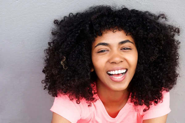 Primer Plano Retrato Atractiva Joven Afroamericana Riendo Contra Pared Gris — Foto de Stock