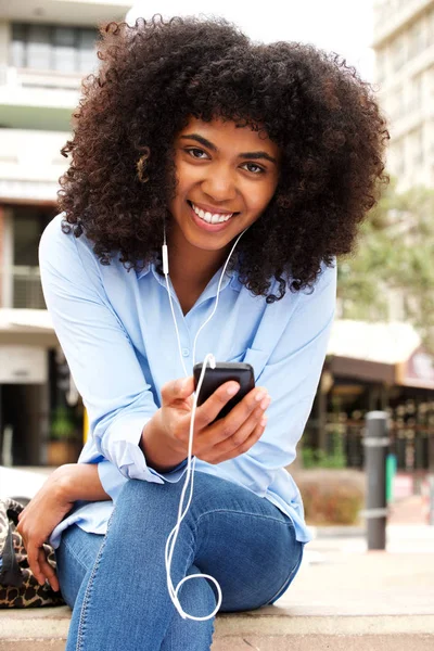 Retrato Una Joven Guay Sonriendo Aire Libre Con Teléfono Móvil —  Fotos de Stock