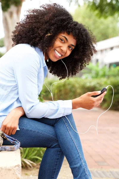 Retrato Una Joven Mujer Negra Disfrutando Música Con Auriculares Aire — Foto de Stock