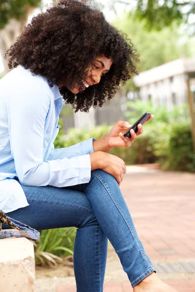 Açık Havada Oturma Cep Telefonu Kullanarak Mutlu Genç Afro Amerikan — Stok fotoğraf