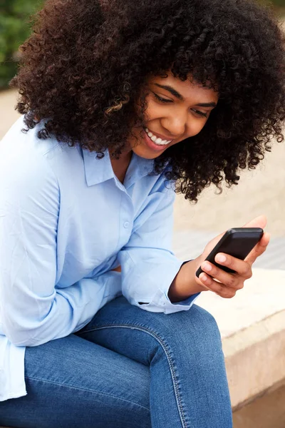 Крупный План Портрета Счастливой Молодой Женщины Сидящей Мобильным Телефоном — стоковое фото